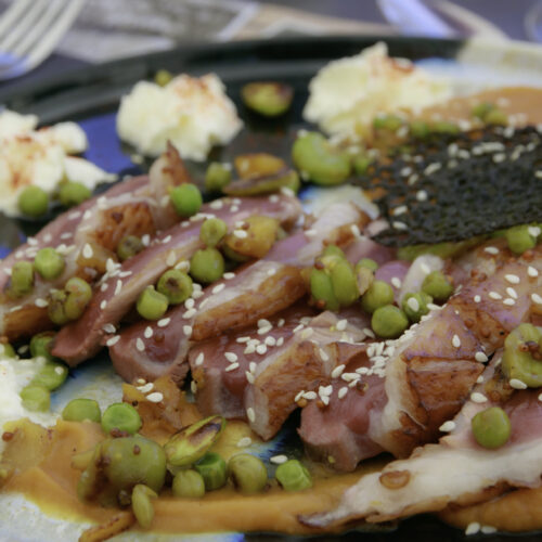 Tartare de magret de canard à la thaï et salade de riz croustillant